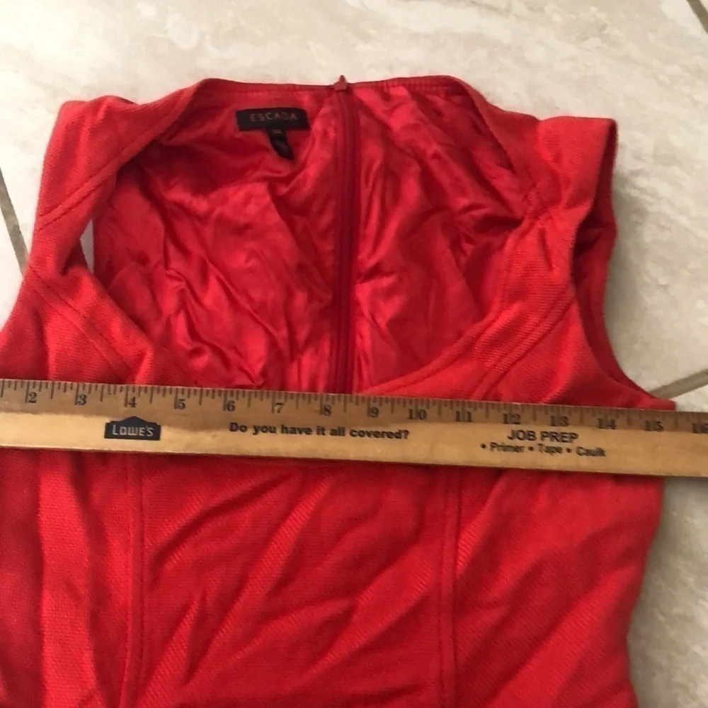 Escada Slit Dress Size 34
Fits like a small
Good condition
No flaws - Picture 6 of 8